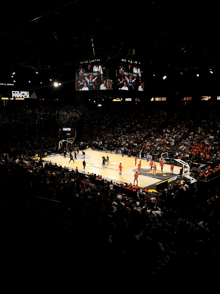 Terrain de basket éclairé à l’Accor Arena – Coupe de France 2025