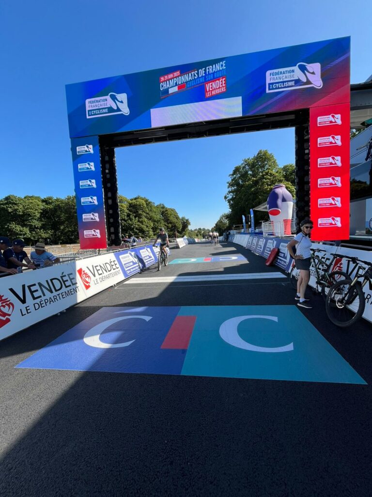 Ligne d’arrivée Championnats de France Cyclisme 2025 – arche FFC et logos CIC