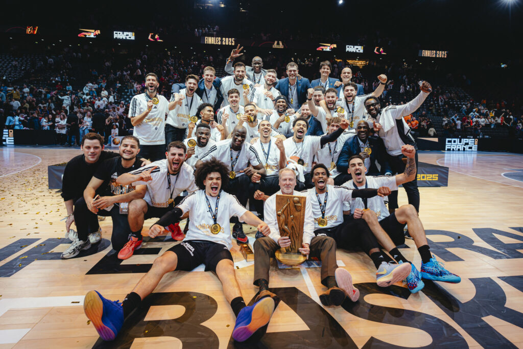Équipe victorieuse avec trophée – Finale Coupe de France de basket 2025