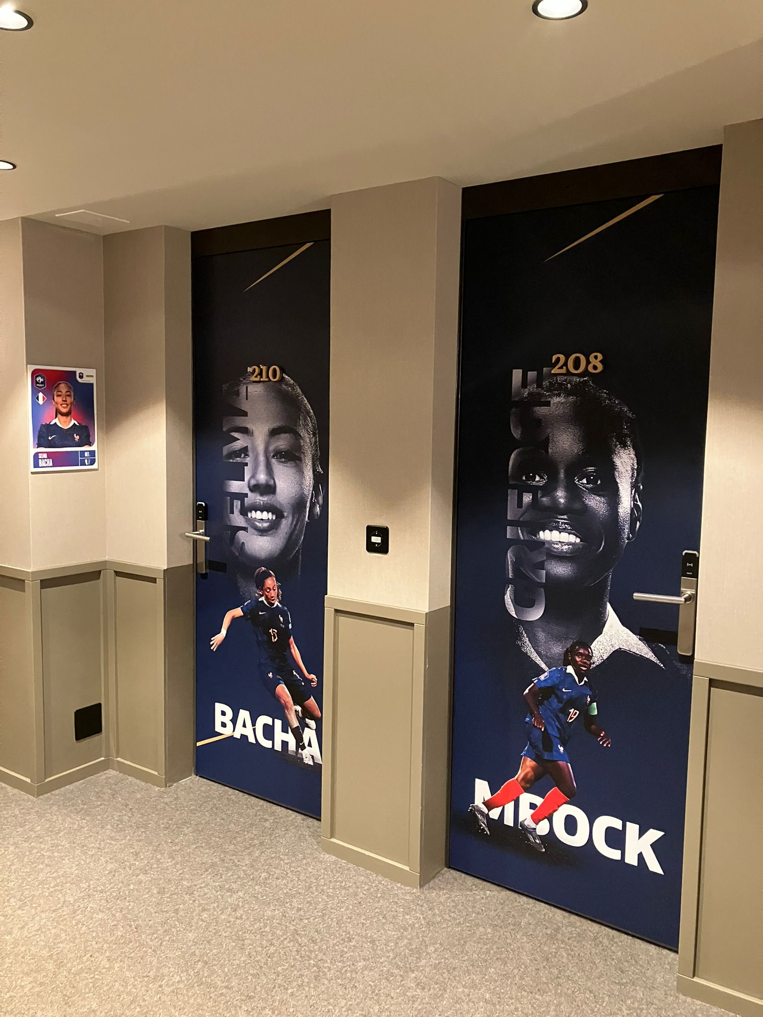 Portes de chambres personnalisées aux couleurs de la FFF pour Selma Bacha et Griedge Mbock – Euro 2025