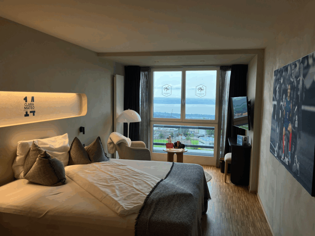 Chambre personnalisée au nom de Clara Mateo au camp de base de l’Équipe de France Féminine – Euro 2025