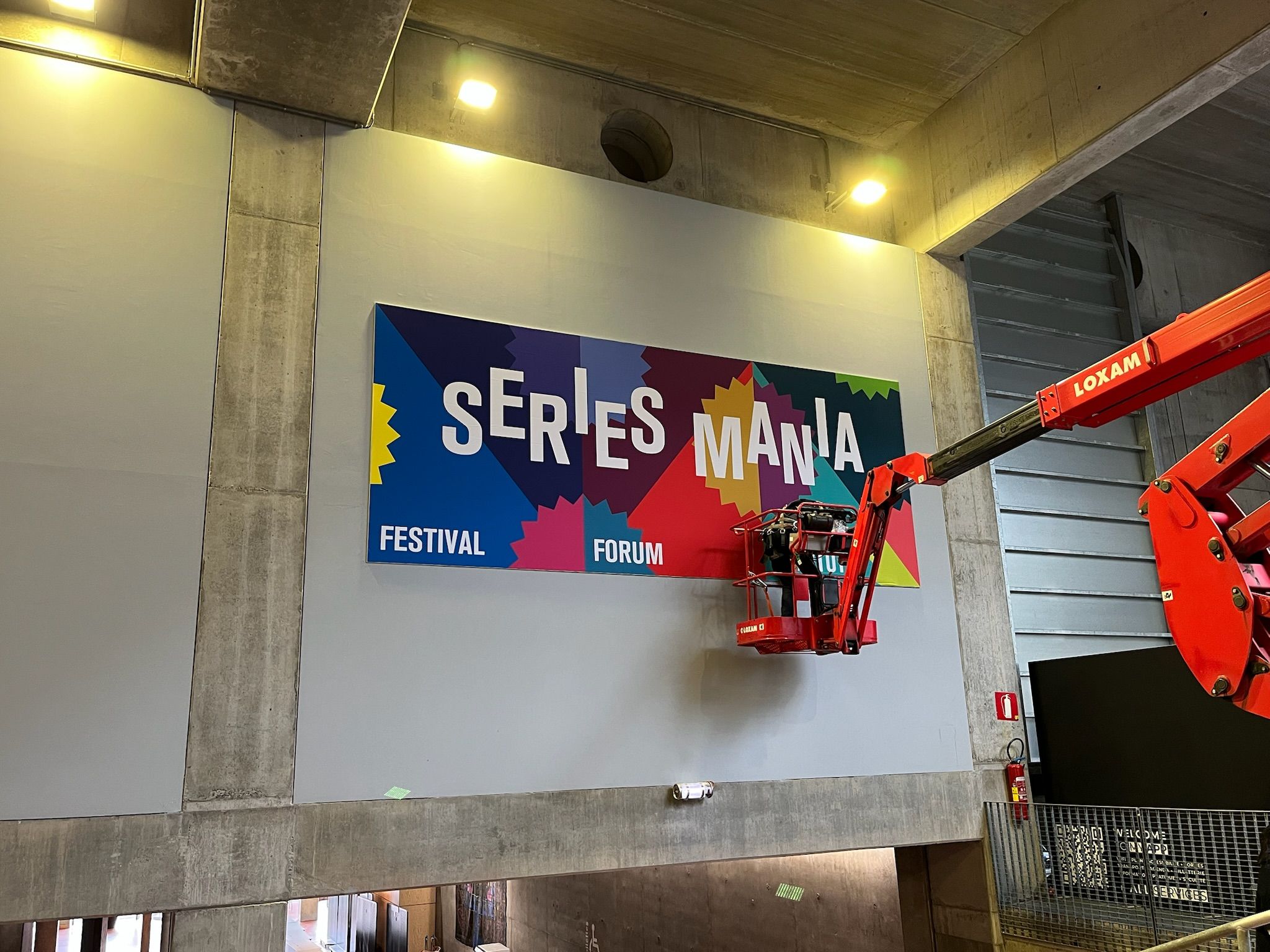 Installation d’un visuel grand format pour le festival Séries Mania par BR Units à Lille Grand Palais