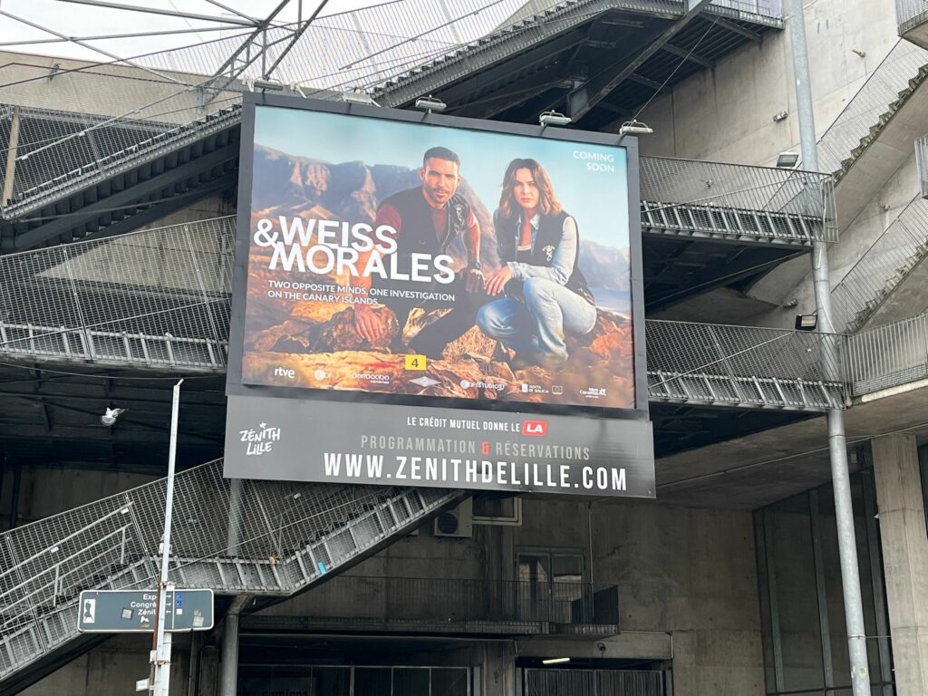 Campagne d’affichage outdoor de la série Weiss & Morales réalisée par BR Units au Zénith de Lille